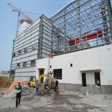 Atelier préfabriqué en acier de construction avec grue